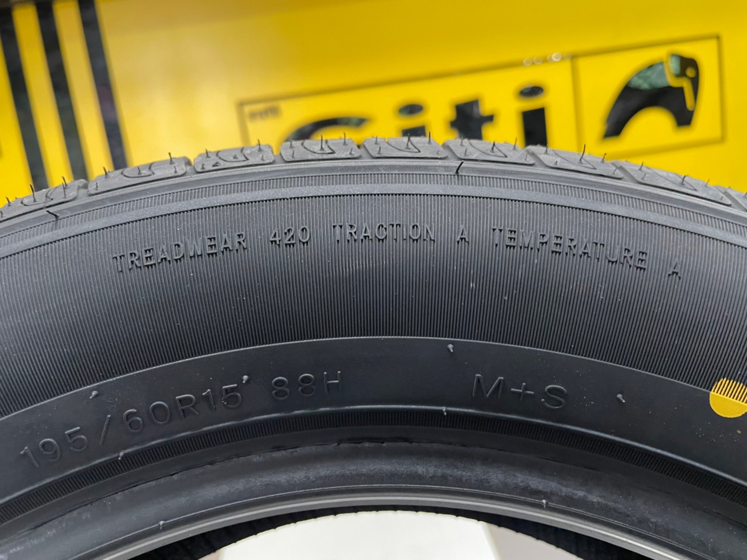 195/60R15 BLACKHAWK ยางใหม่รับประกัน100วันดคลมฟรีทุกกรณี จัดส่งฟรี ติดตั้งฟรี ยางใหม่ปี2022