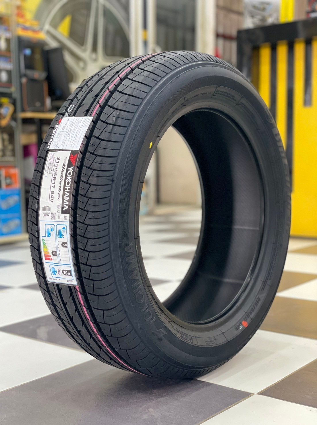 Yokohama BluEarth E70 215/55R17 ยางใหม่ปี2024