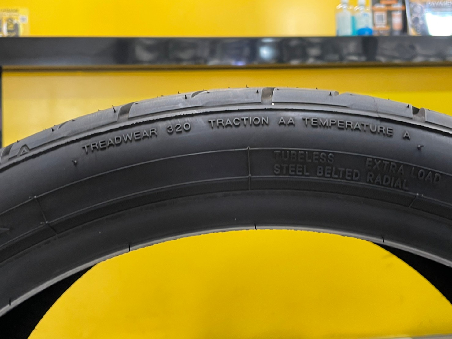 255/35R20 NITTO NT555 G2 ยางปี20 จัดส่งฟรี จุ๊บลมใหม่ฟรี (1เส้น)