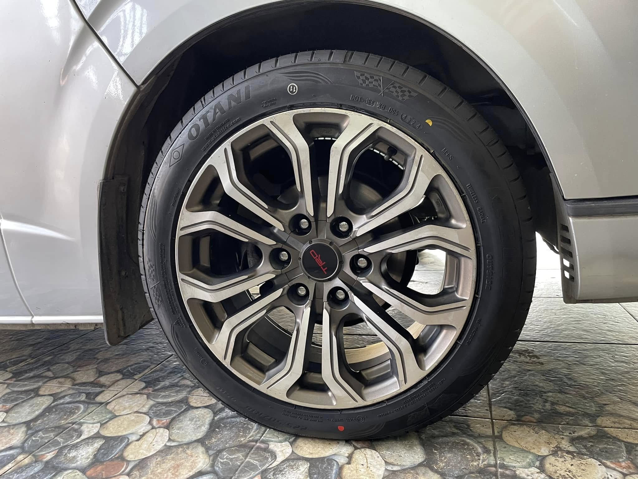 🚘 #TOYOTA_COMMUTER เปลี่ยนยาง #OTANI #KC2000 225/50R18