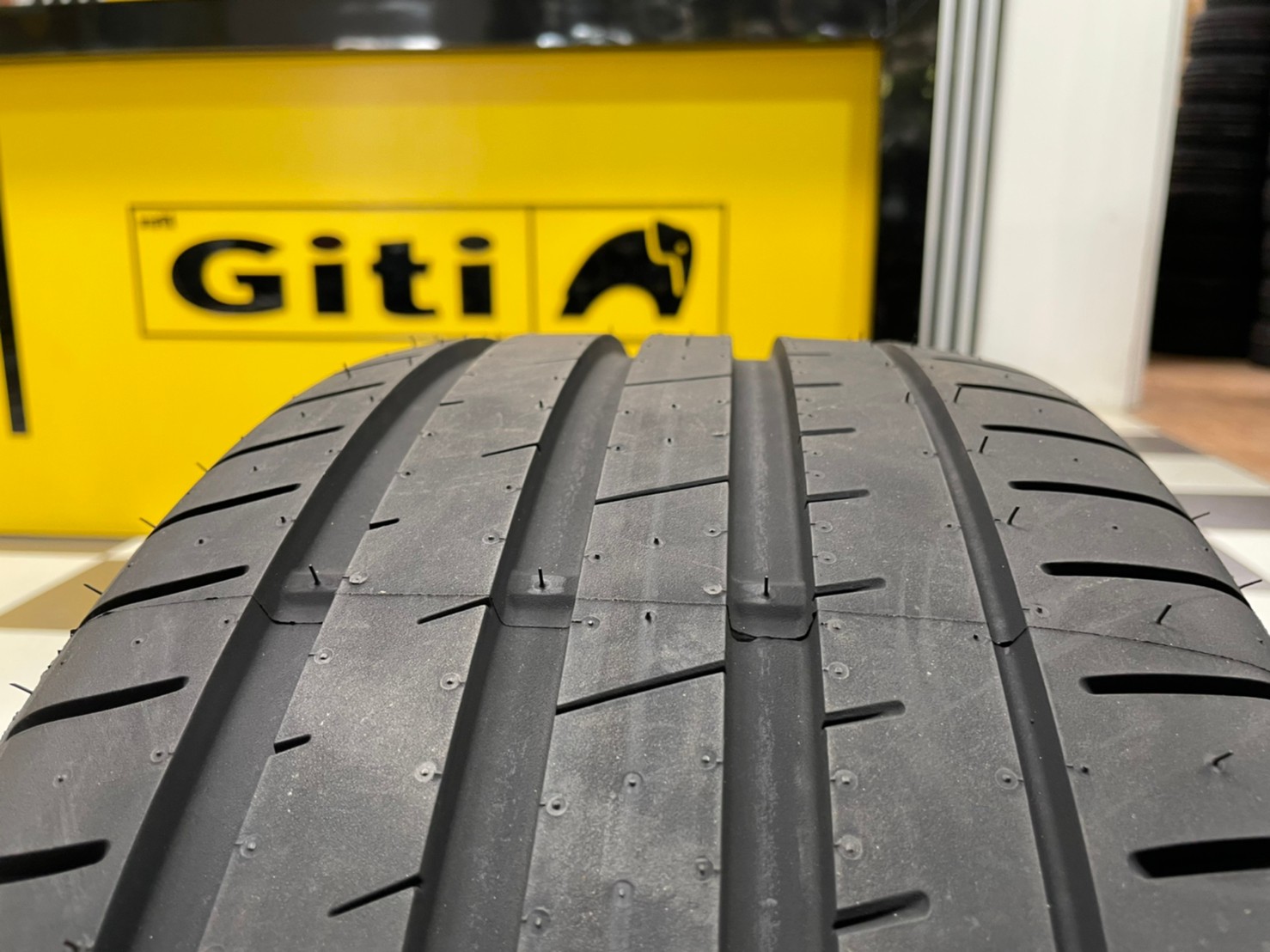 Apollo 235/35R19 Aspire4G ยางใหม่ปี2021 พร้อมติตตั้งฟรี