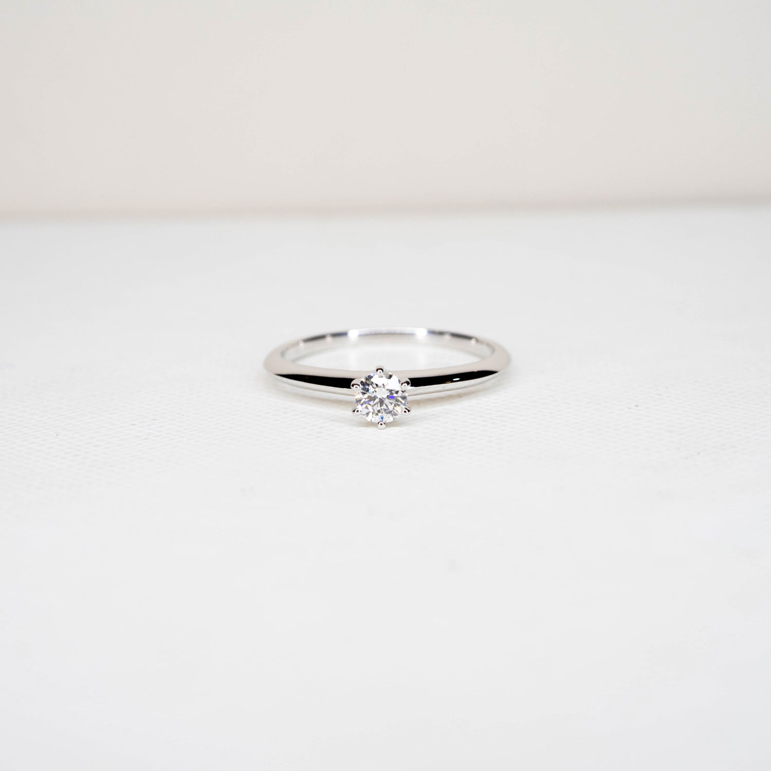 แหวน Tiffany & Co. The Tiffany Setting Platinum 950 with 0.32carat D VS2 Diamond ไซส์60# +กล่องและCertificate (Used)