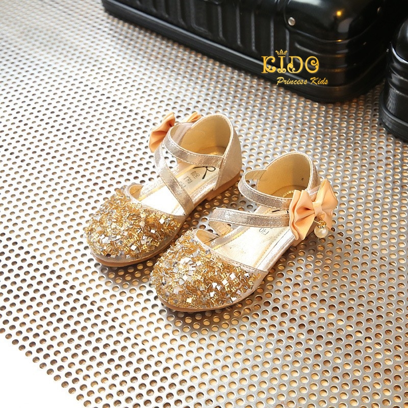 รองเท้าเด็ก(หน้าร้านอยู่รัชดา ลองได้)H081สีเงิน ติดเพชรเหลียม ระยิบระยับ เปิดข้าง สายคาดเรียบ2เส้น โบว์หลังตรงสายคาดรองเท้า งานสวยมากคะ