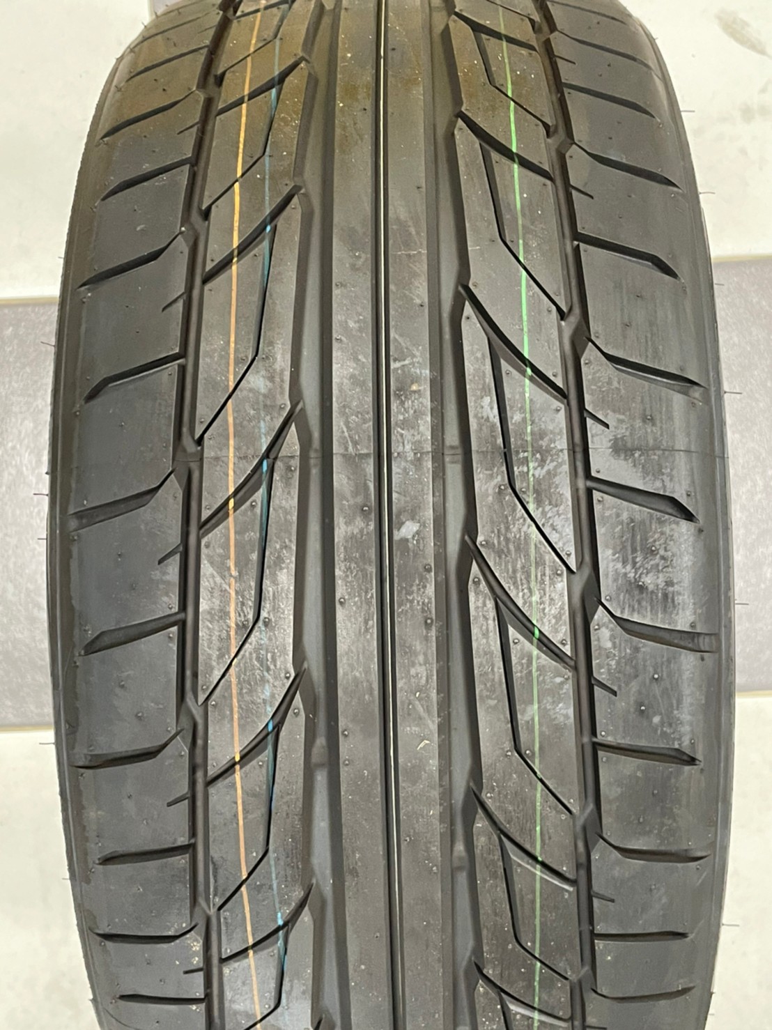 255/35R20 NITTO NT555 G2 ยางปี20 จัดส่งฟรี จุ๊บลมใหม่ฟรี (1เส้น)
