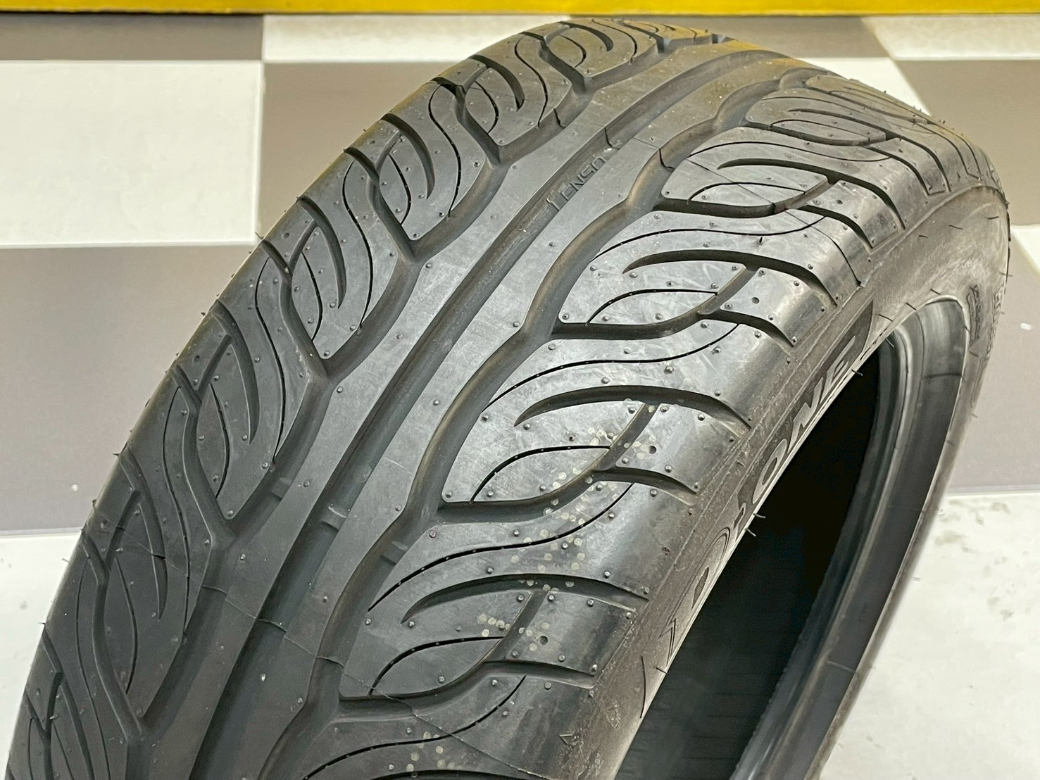 ยางใหม่ปีเก่า LENSO D-ONE 195/50R15 ยางสปอร์ต สมรรถนะสูง คุณภาพดี ยางปี22 (มี1เส้น)