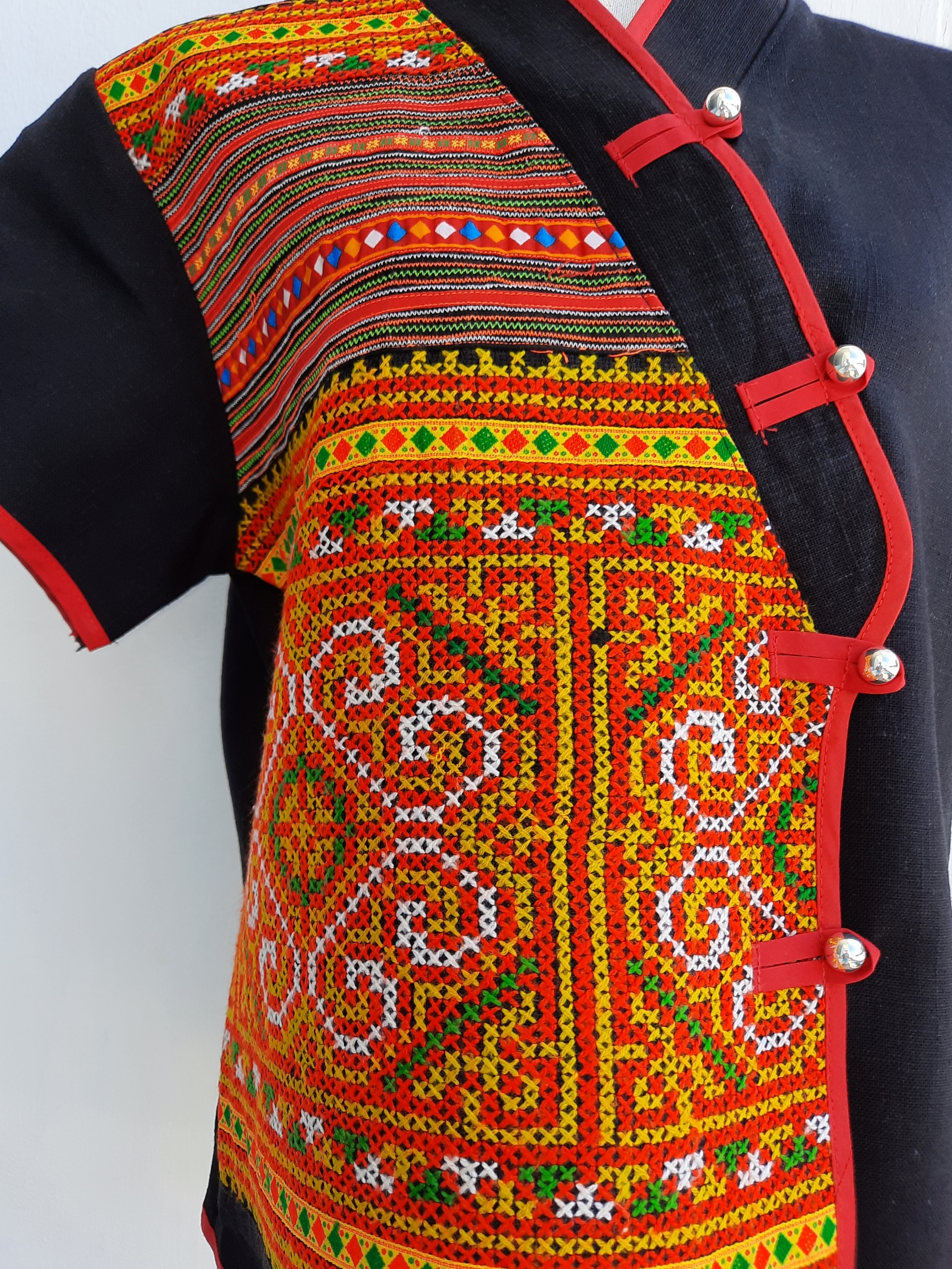 เสื้อกัญชงสีดำ แต่งผ้าปักมือชาวเขา