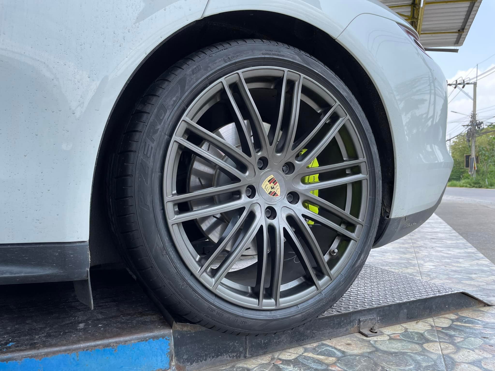 PORSCHE_PANAMERA4 เปลี่ยนยาง PIRELLI P-ZERO (PZ4)275-35R21 PIRELLI P-ZERO (PZ4)315/30R21