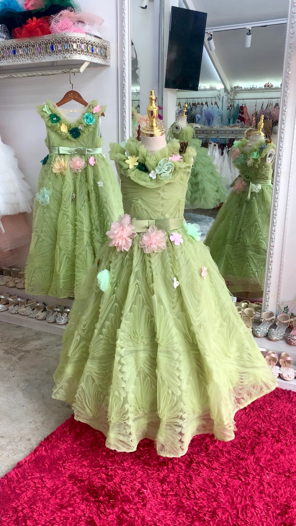 ชุดราตรีเด็ก(หน้าร้านอยู่รัชดา ลองได้ถ่ายรูปเองจากชุดจริง)W19019 สีเขียว เสื้อติดดอกไม้ กระโปรงยาว สวยน่ารักมากค่ะ