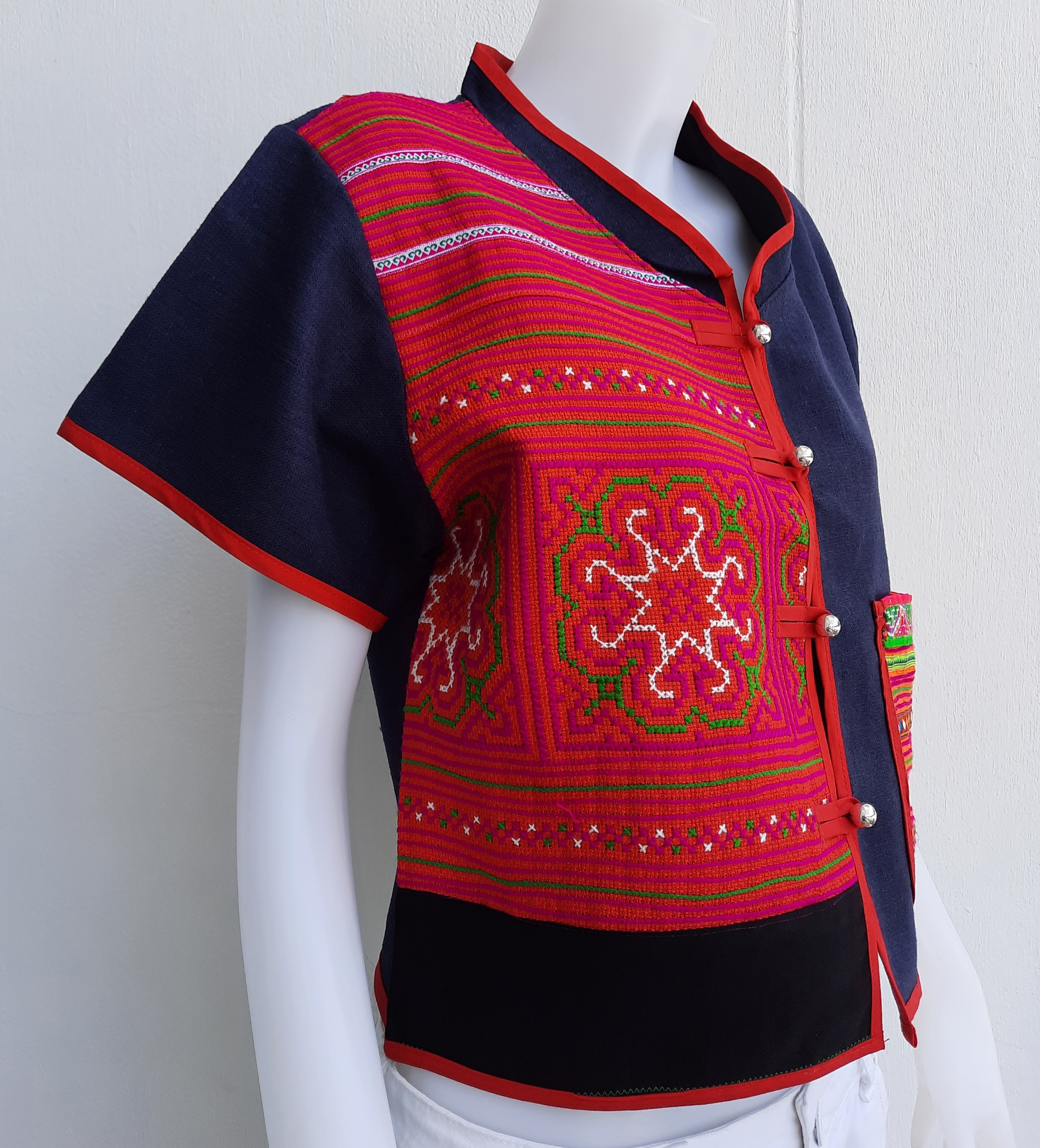 เสื้อผ้ากัญชงสีกรม แต่งผ้าปักโทนชมพูบานเย็น