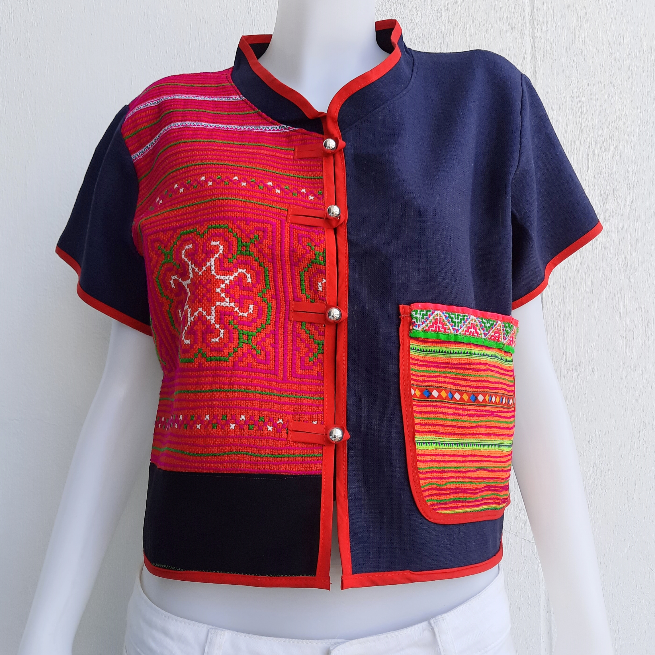 เสื้อผ้ากัญชงสีกรม แต่งผ้าปักโทนชมพูบานเย็น