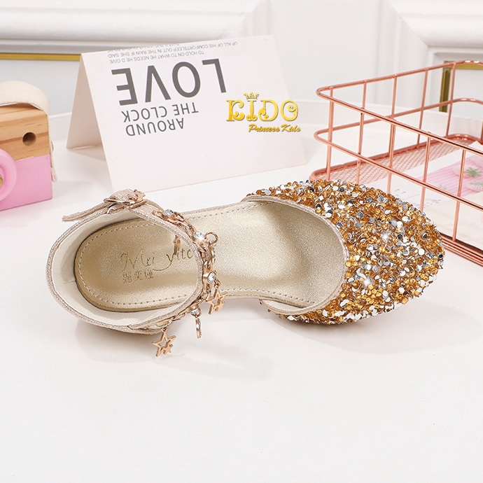 รองเท้าเด็ก(หน้าร้านอยู่รัชดา ลองได้)H100สีชมพู เพชรระยิบระยับ เปิดข้าง ประดับห้อยโซ่รูปดาวตรงสายรัดรองเท้า สวยสุดเก๋