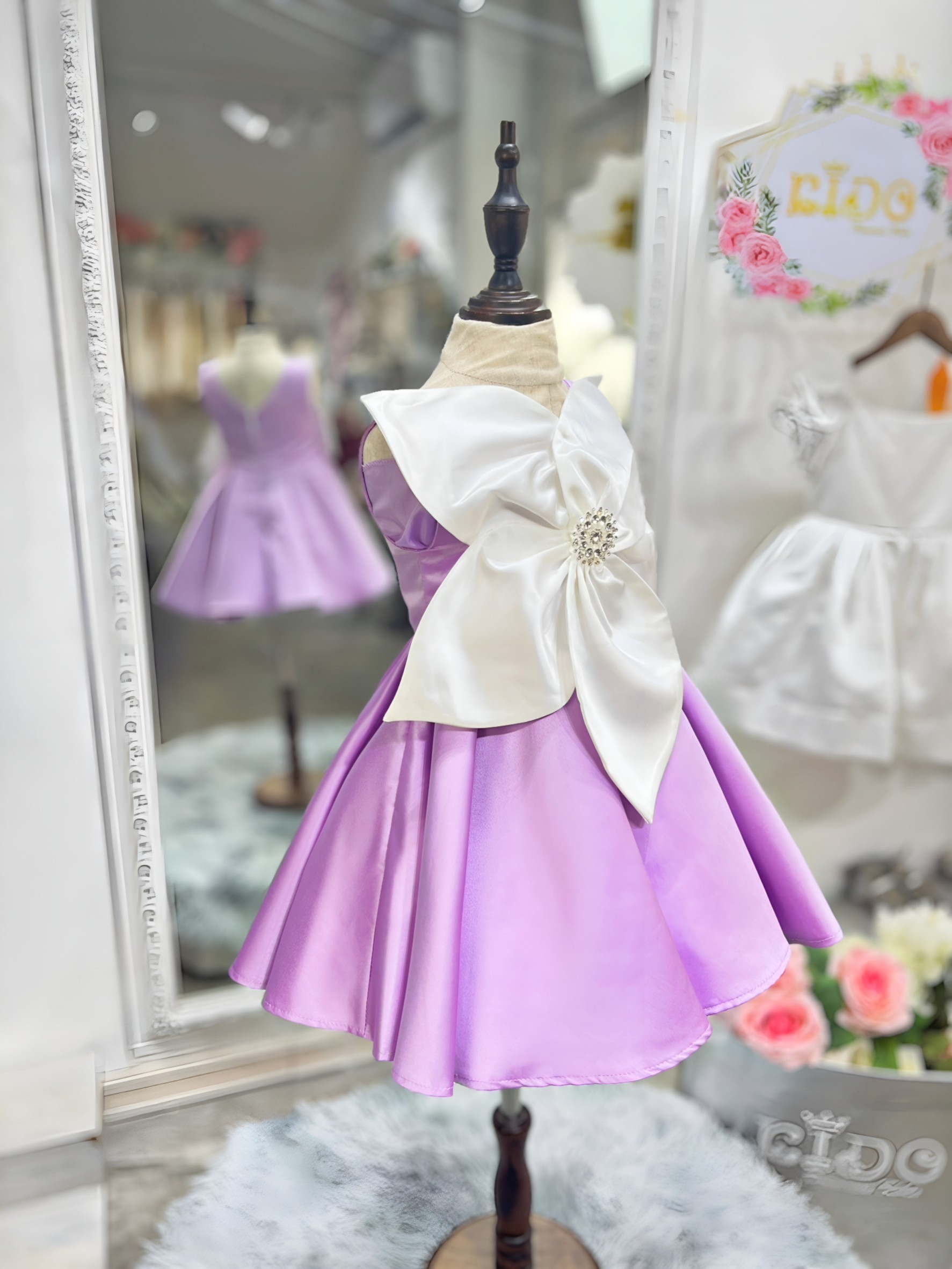 ชุดราตรีเด็ก(หน้าร้านอยู่รัชดา ลองได้ถ่ายรูปจากชุดจริง)W18673 สีม่วง ชุดดอกไม้ขาวใหญ่ทูโทนกระโปรงจีบม่วง สวยๆเก๋ๆ