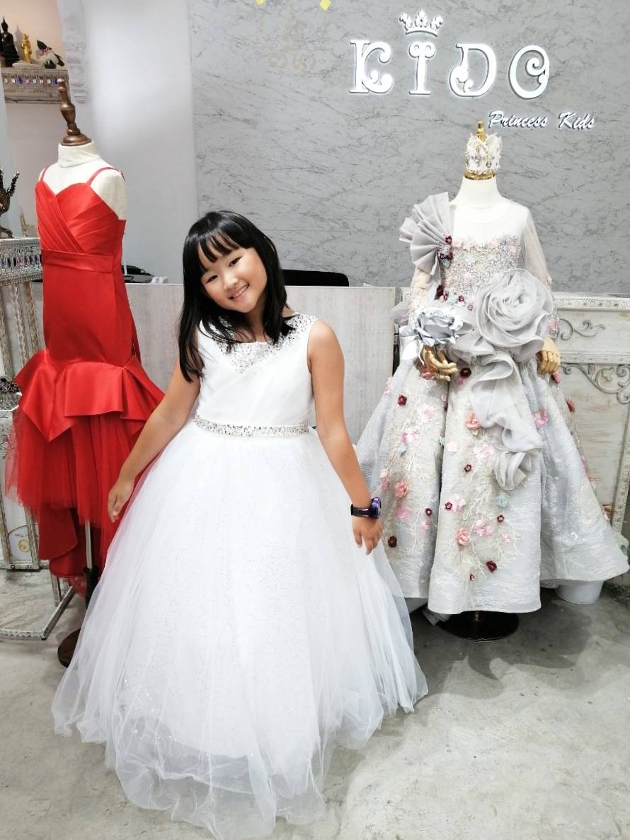 ssชุดราตรีเด็ก(หน้าร้านอยู่รัชดา ลองได้ถ่ายรูปจากชุดจริง)A214สีทอง สีขาว สีชมพู สีแดง สีน้ำเงิน สีฟ้าอกแต่งจีบไหว้เอวปัดเกล็ด กระโปรงยาวสุดหรูหราไฮโซมากๆเลย เดรสออกงานเด็ก