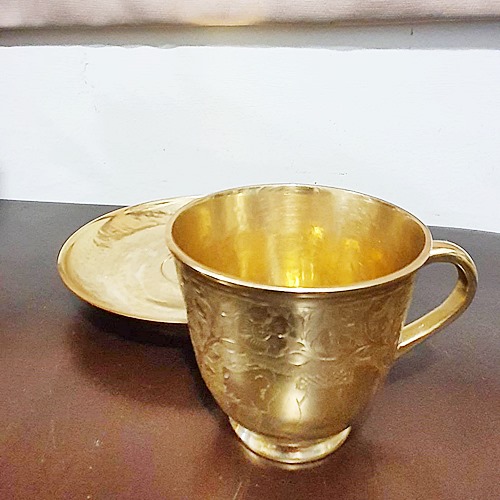 ถ้วยกาแฟพร้อมจานรอง ใหญ่ ทองเหลืองตอกลายช้างทรงเครื่อง