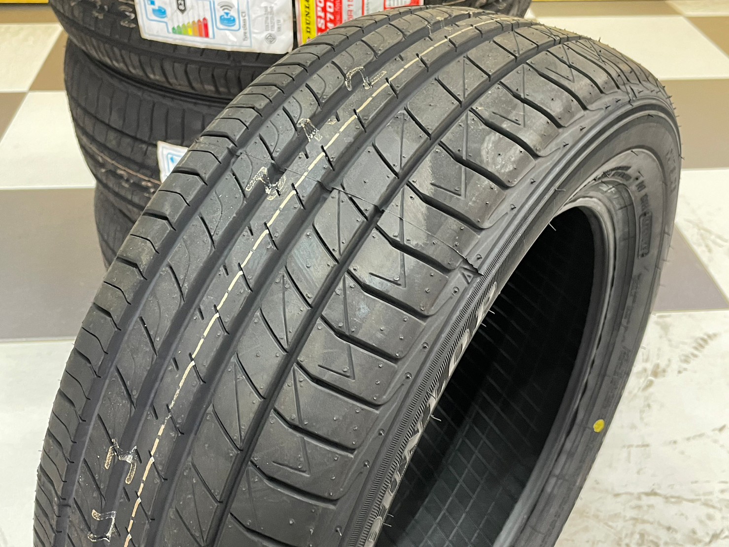 DUNLOP SP SPORT LM705 195/55R15 ยางใหม่ปี2023 ราคาพิเศษพร้อมติดตั้งฟรี