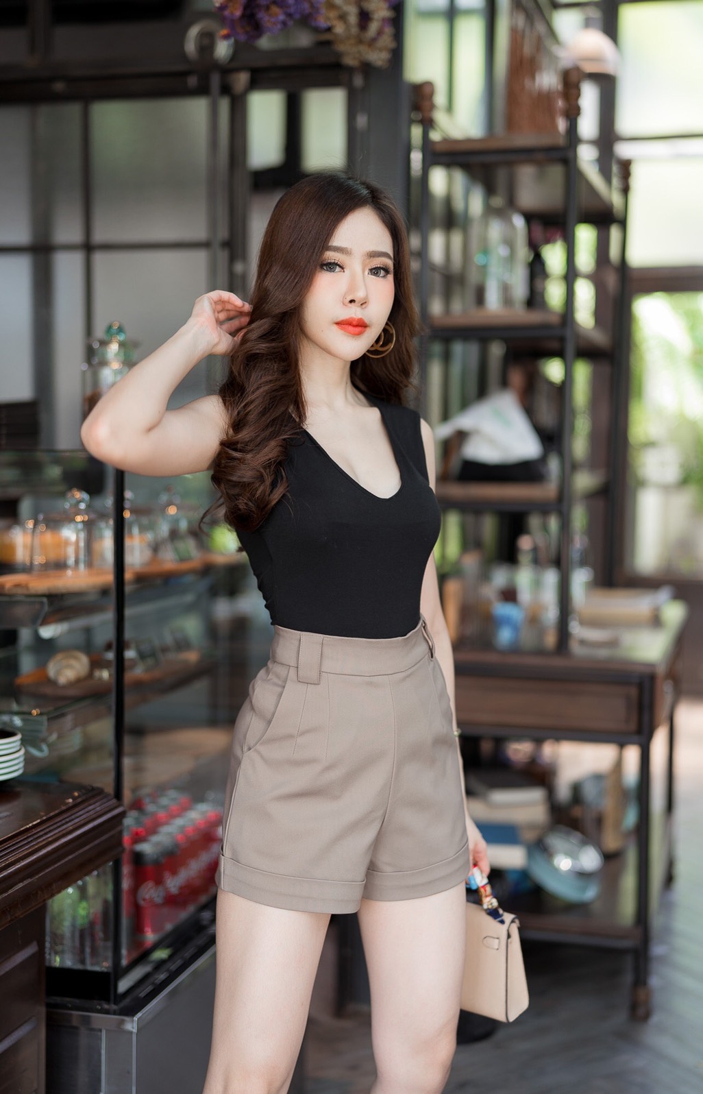 กางเกงขาสั้นเอวสูง ขอบเอว 3 นิ้ว แต่งหูเข็มขัด ซิปหลัง ปลายขาเบิ้ล สวยมาก เก็บพุงอย่างเนียน สาว ๆ ใส่แล้วทรงสวย น่ารัก พลางหุ่น