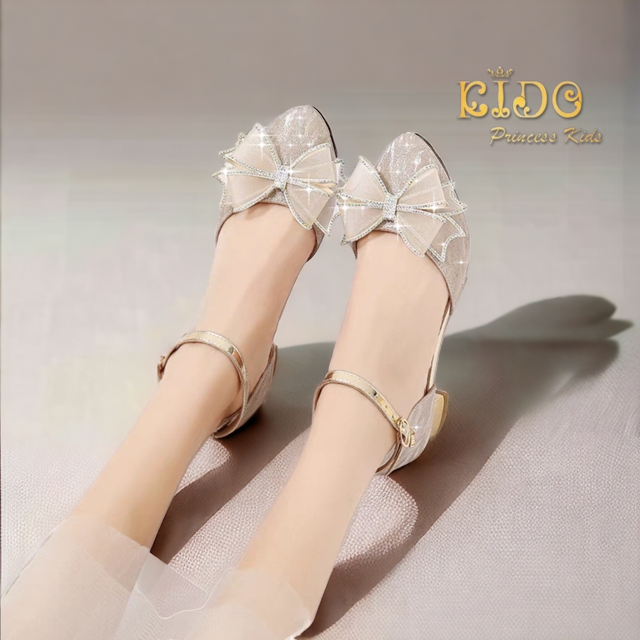 รองเท้าเด็ก(หน้าร้านอยู่รัชดา ลองได้)H142สีทอง ประดับด้วยโบว์ใหญ่ส้นทอง