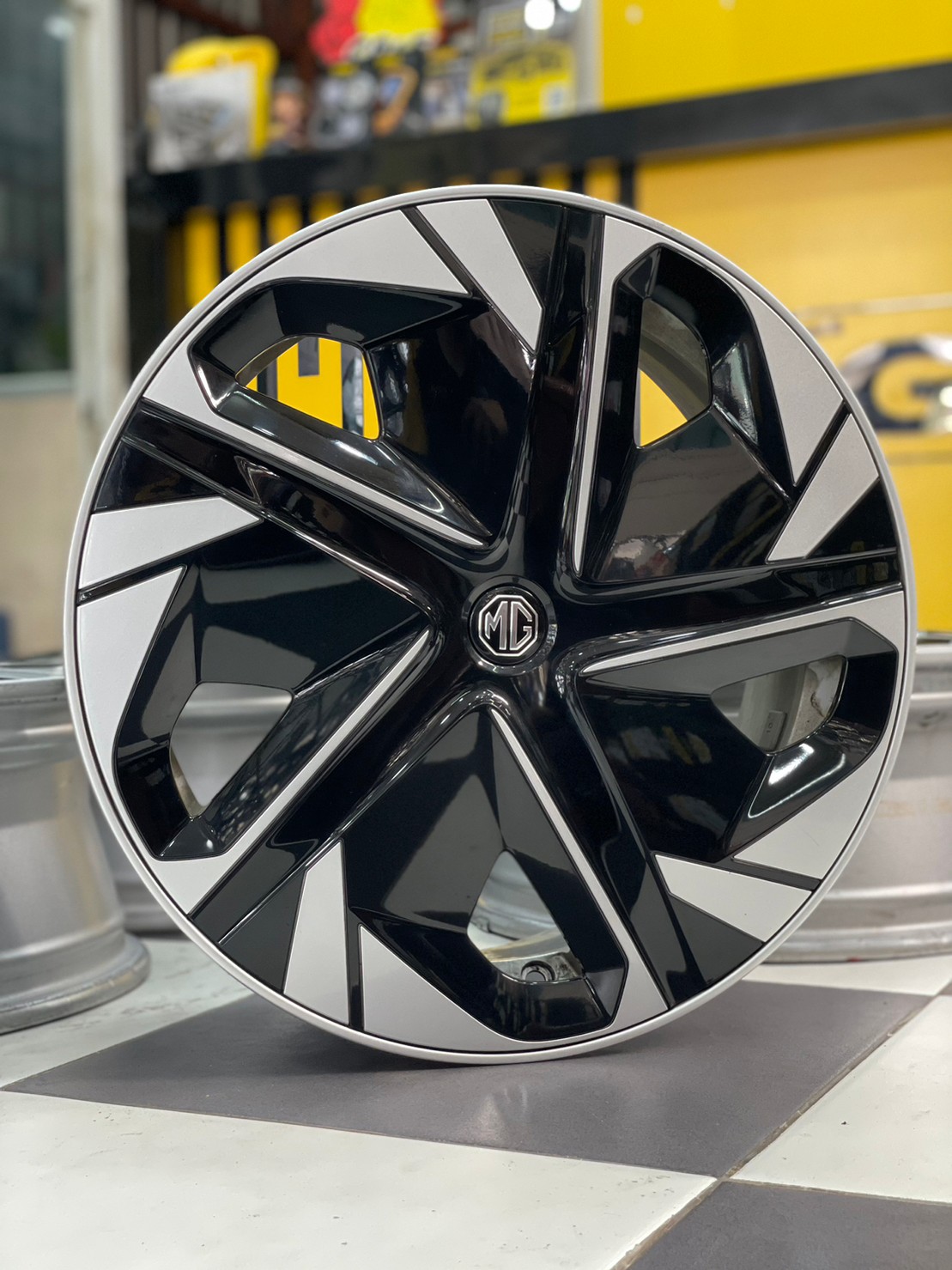 ล้อแม็กป้ายแดงติดรถไฟฟ้า MG4 สีซิลเวอร์พร้อมฝาตบสีดำเงาสวยๆ (4วง)