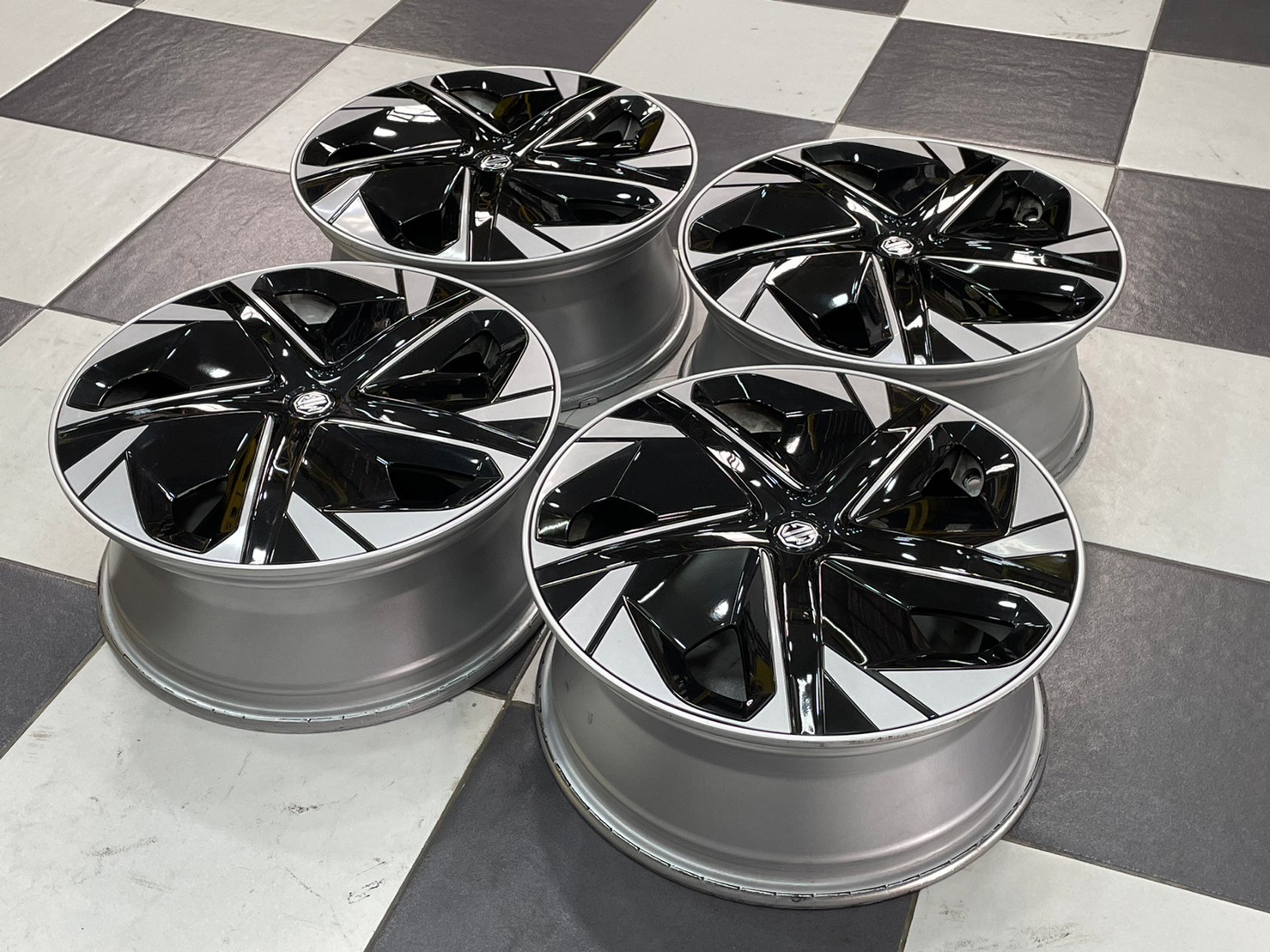 ล้อแม็กป้ายแดงติดรถไฟฟ้า MG4 สีซิลเวอร์พร้อมฝาตบสีดำเงาสวยๆ (4วง)