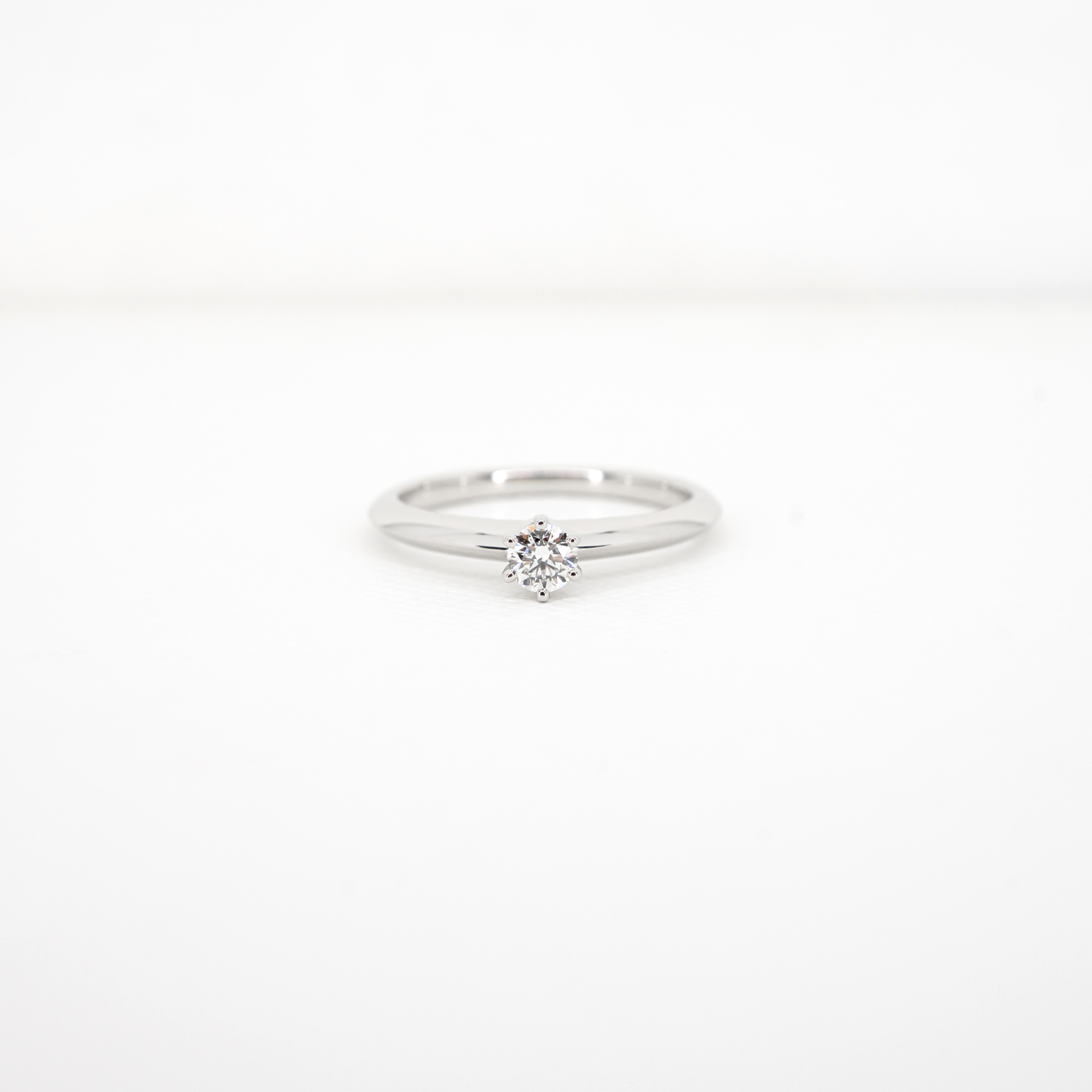 แหวน Tiffany & Co. The Tiffany Setting Platinum 950 with 0.18carat F VVS2 Diamond ไซส์52# +กล่องและCertificate (Used)