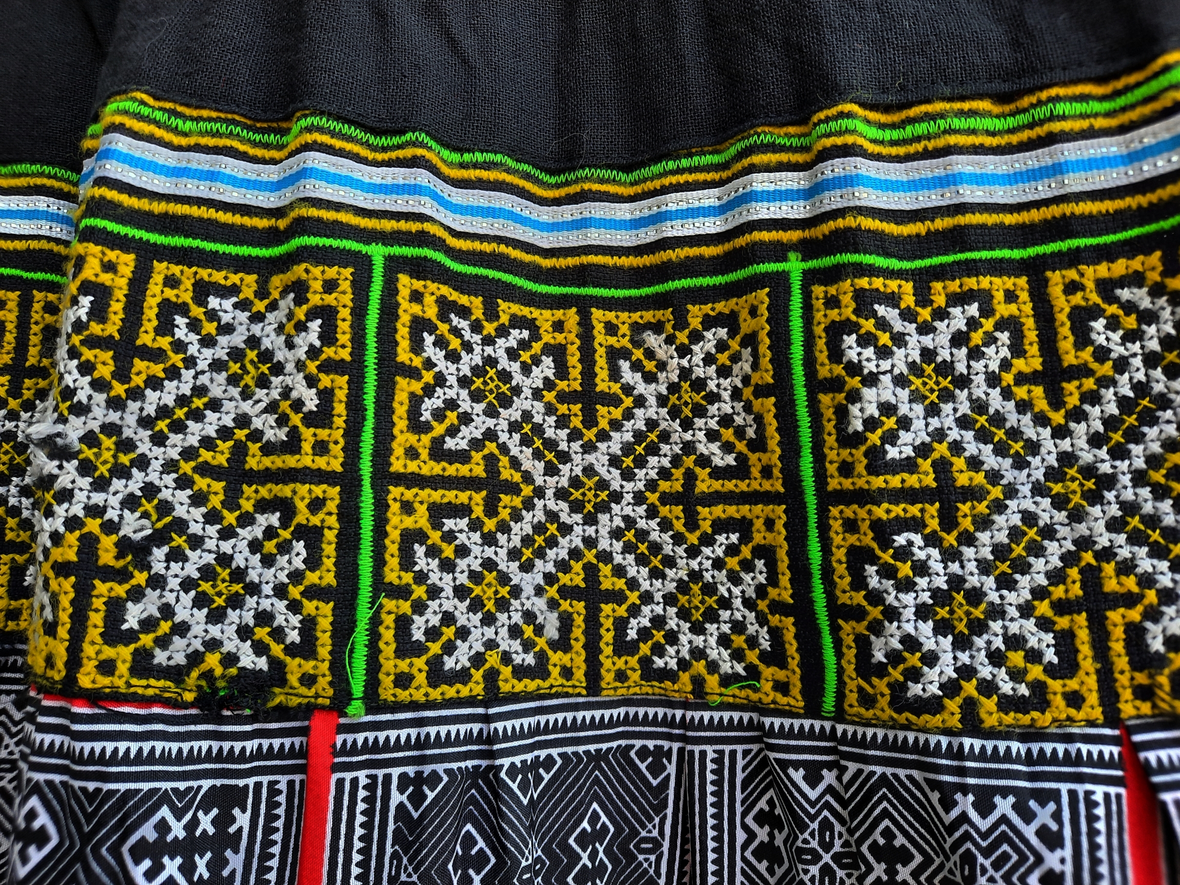 กระโปรงสั้นปักมือ สีเหลือง