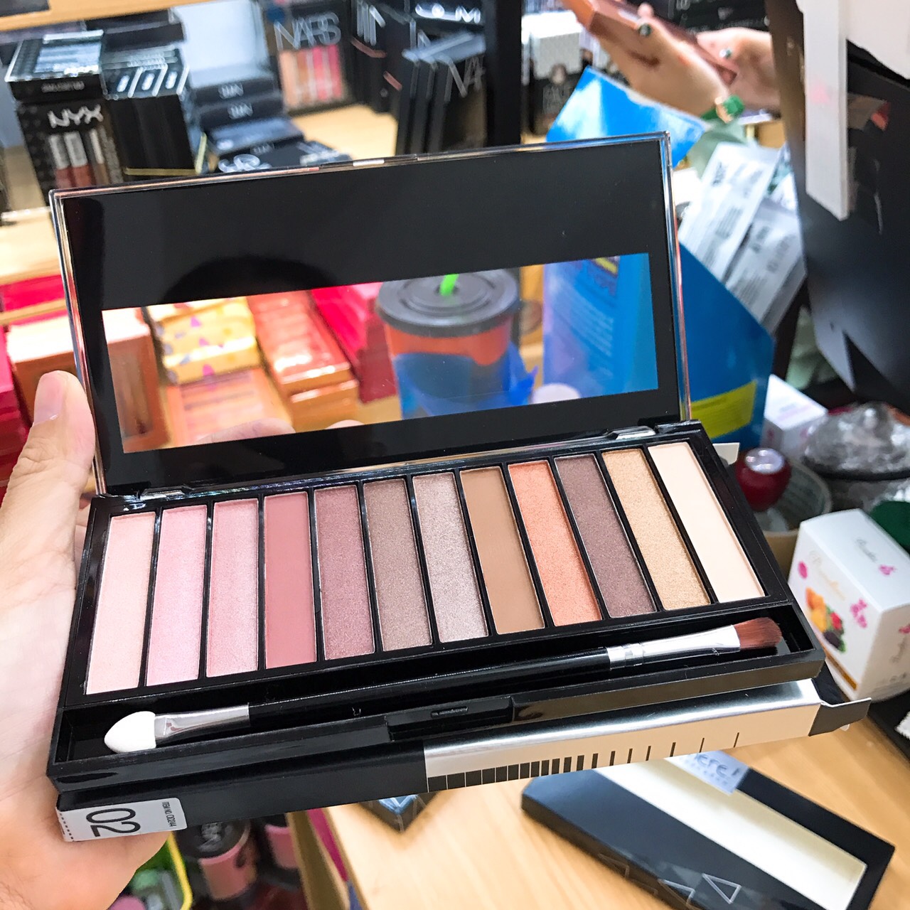 ODBO Look here palette eyeshadow (อายแชโดว์)