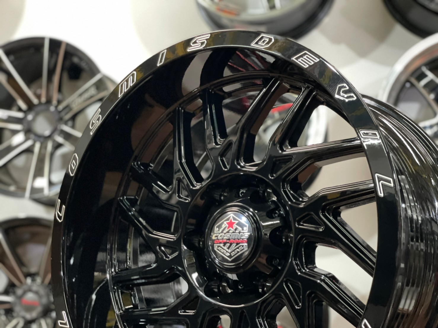 ล้อแม็กซ์ Cosmis รุ่นKing Devil ล้อขอบ18 กว้าง9.5 ออฟ-6 6รู139.7 สีดำมิลลิ่งตัวหนังสือ(ฺBLK/Milling Word)