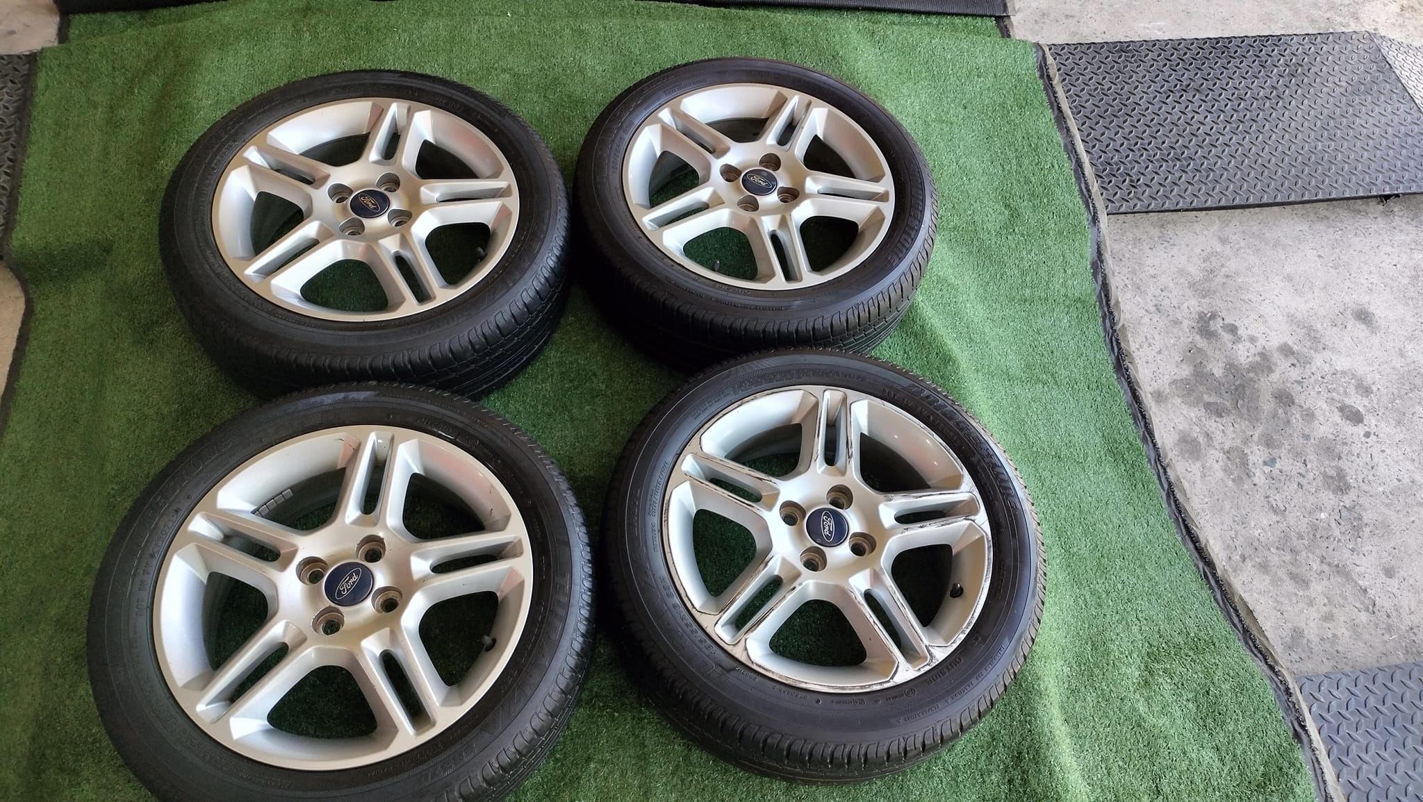 ล้อแม็กเดิมมือสอง FORD ER370ขอบ16" ขนาด4×100 พร้อมยางสภาพดียี่ห้อ BRIDGESTONE ER370 185/55R16