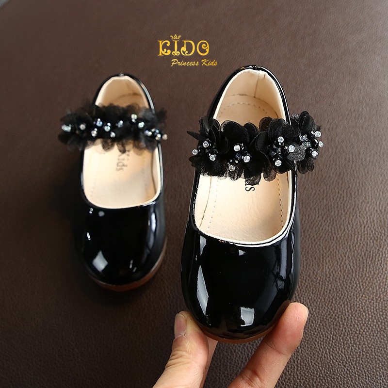 รองเท้าเด็ก ควรเผื่อ1ซมจากยาวเท้า(หน้าร้านอยู่รัชดา ลองได้)H090สีดำ หนังแก้ว แต่งดอกไม้ติดมุกสีครีม ตรงสายรัดรองเท้า น่ารักมาก ใส่สวย