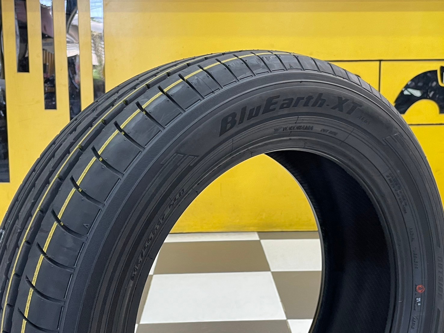 #ยางใหม่โยโกฮาม่า #YOKOHAMA BluEarth - XT #AE61 215/60R17 ยางใหม่ปี2024