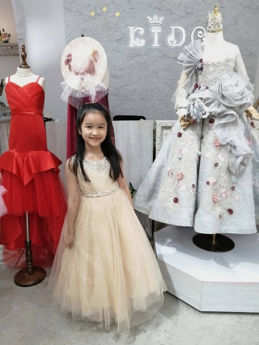 ssชุดราตรีเด็ก(หน้าร้านอยู่รัชดา ลองได้ถ่ายรูปจากชุดจริง)A214สีทอง สีขาว สีชมพู สีแดง สีน้ำเงิน สีฟ้าอกแต่งจีบไหว้เอวปัดเกล็ด กระโปรงยาวสุดหรูหราไฮโซมากๆเลย เดรสออกงานเด็ก