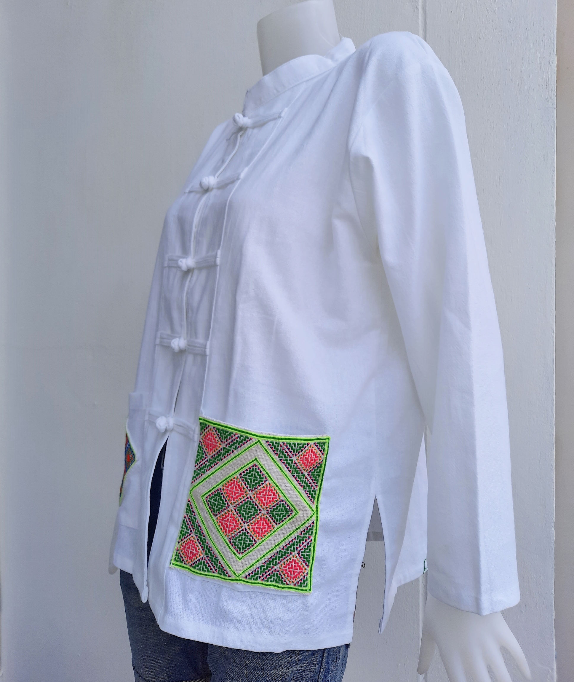 เสื้อคอจีนสีขาว แต่งผ้าปักมือที่กระเป๋า