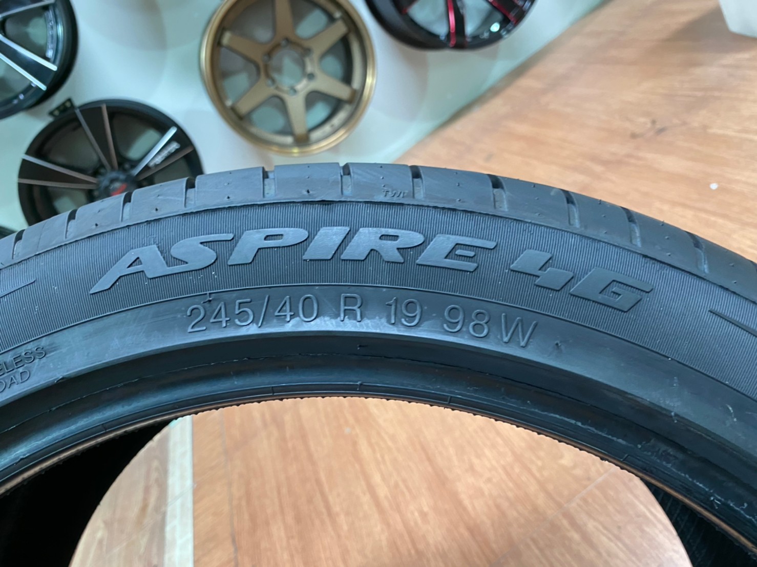 Apollo 245/40R19 Aspire4G ยางใหม่ปี2020 จัดส่งฟรีทั่วประเทศ พร้อมติดตั้งที่ร้านฟรี