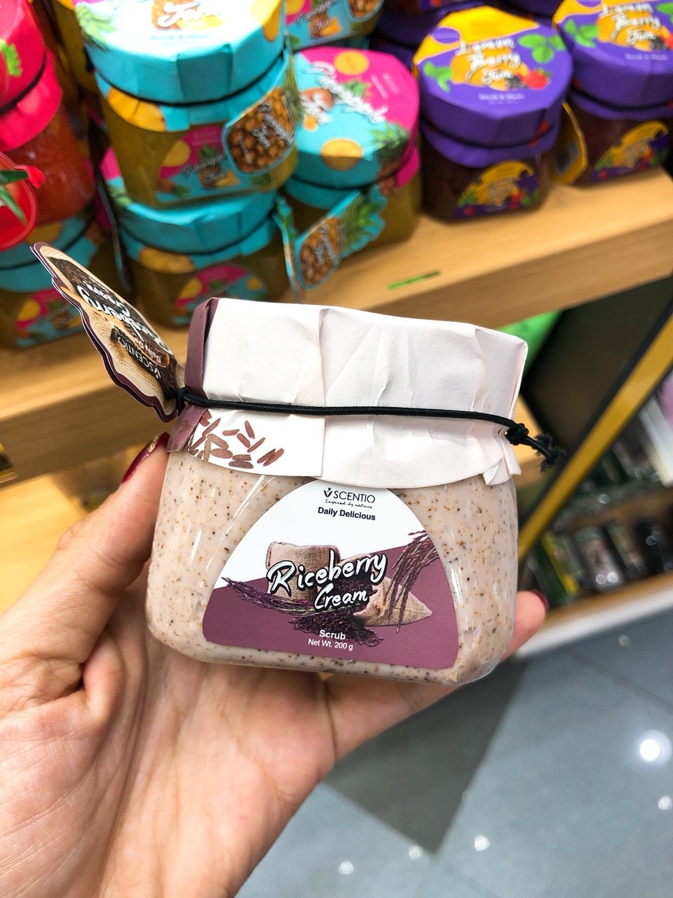 SCENTIO DAILY DELICIOUS SCRUB & WASH เจลอาบน้ำขัดผิว