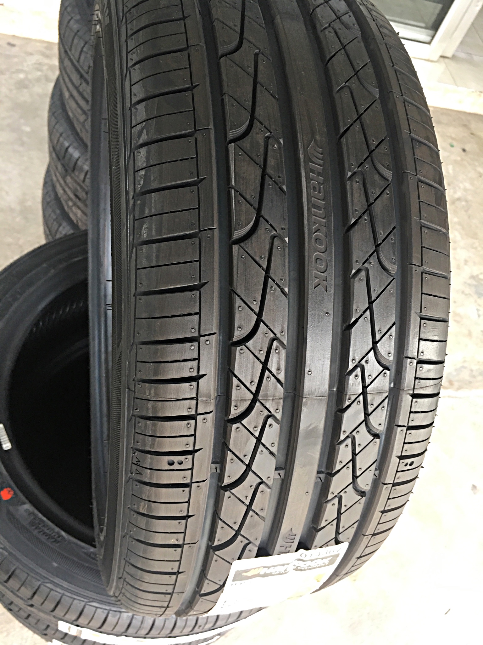 Hankook 205-45-R16 Ventus V12 Evo2 ยางปี17 ราคาเส้นละ 2,350 บาท ยางสัญชาติเกาหลี เกรดพรีเมียม ลายดอกเน้นนุ่มเงียบ และยึดเกาะถนนดีเยี่ยม ยางรับประกันถึง2ปี ต่างจังหวัดจัดส่งสินค้าฟรีทั่วประเทศ