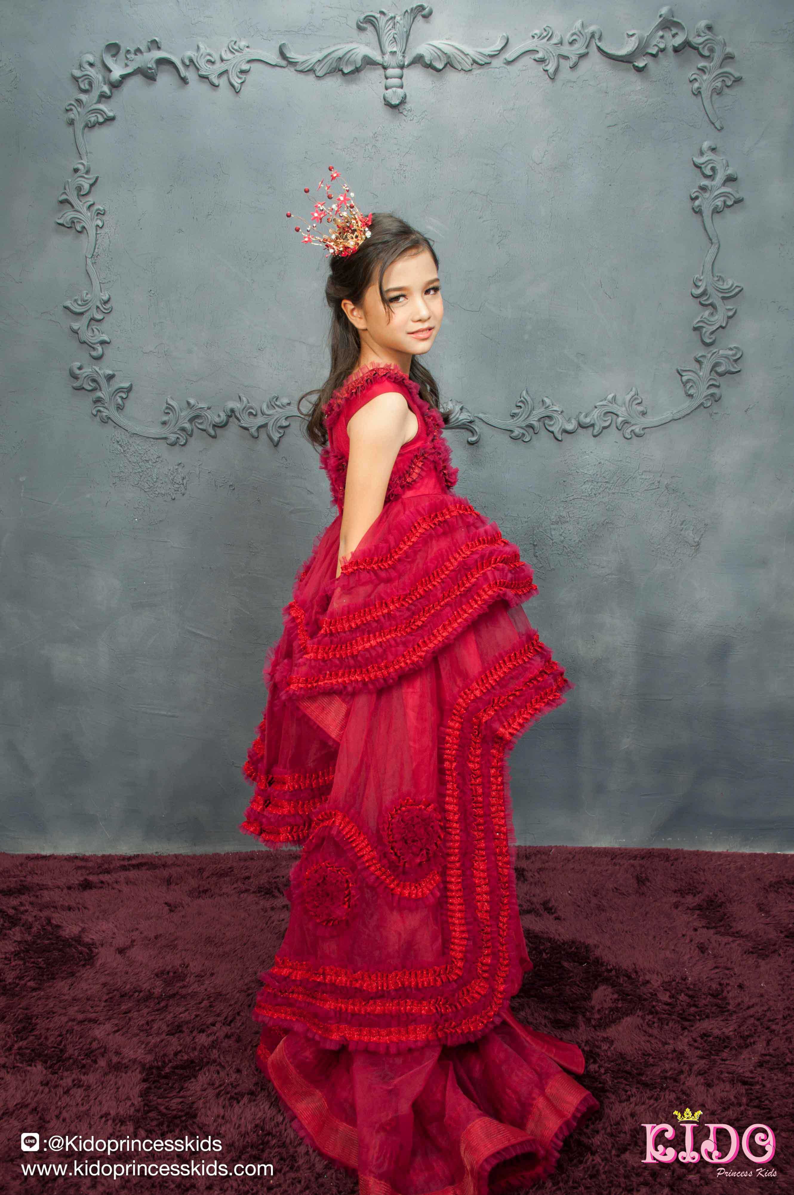 เช่าชุดเด็ก*มีหน้าร้านอยู่รัชดา ลองได้ เปลี่ยนได้ ถ่ายรูปเองจากสินค้าจริง*W18206 ชุดเดินแบบเด็กสีแดงเน้นความหรูที่การตกแต่งด้วยการนำผ้ามาจับจีบระบายแต่งเป็นลวดลายในชุด กระโปรงทรงหน้าสั้นหลังยาวดูเปรี้ยวแบบมีสไตล์ มีแขน