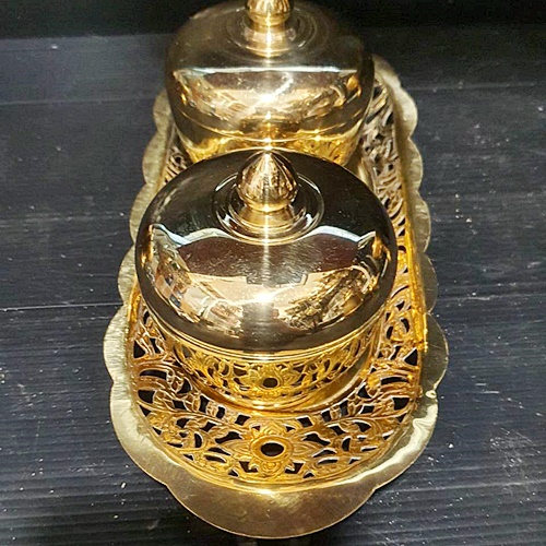 ตลับโถสูงหัวจุกทองเหลือง 3 นิ้ว คู่ บนถาดน้ำชาทองเ้หลืองฉลุ 9 นิ้ว
