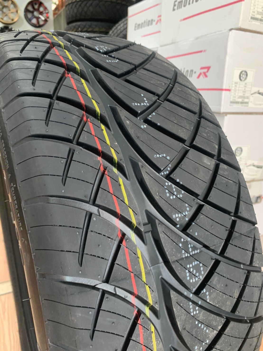 ยางสปอร์ตลายซิ่ง คุณภาพดี RAIDEN VIPER RD09 255/50R18 ยางใหม่ปี2021