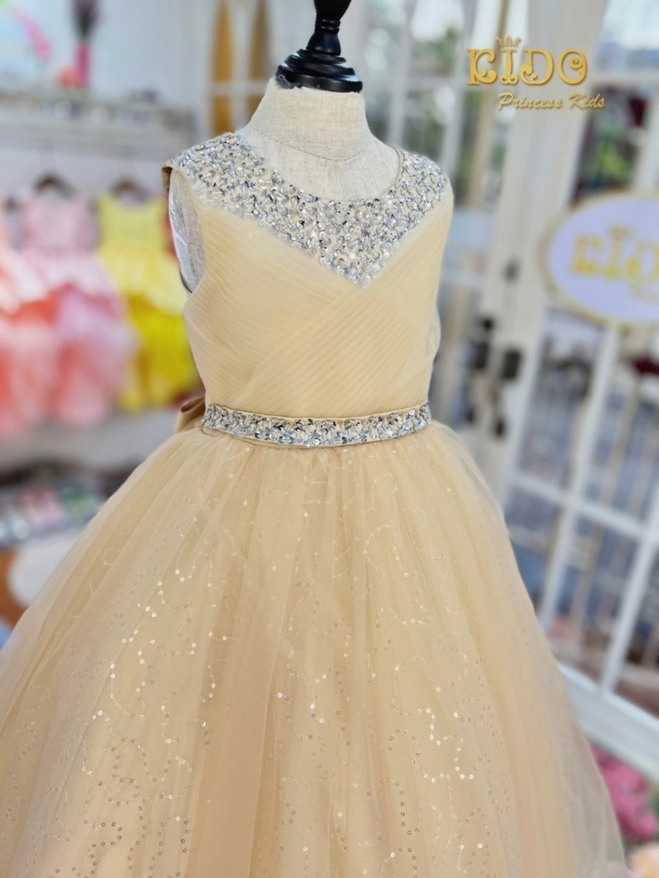 ssชุดราตรีเด็ก(หน้าร้านอยู่รัชดา ลองได้ถ่ายรูปจากชุดจริง)A214สีทอง สีขาว สีชมพู สีแดง สีน้ำเงิน สีฟ้าอกแต่งจีบไหว้เอวปัดเกล็ด กระโปรงยาวสุดหรูหราไฮโซมากๆเลย เดรสออกงานเด็ก