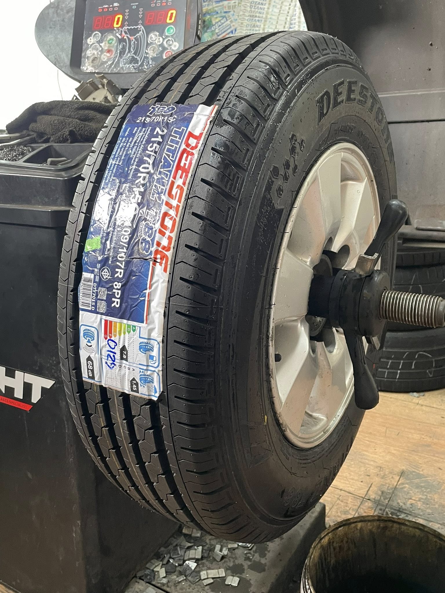 TOYOTA_COMMUTER 🚘เปลี่ยนยาง🛞🐘#DEESTONE_T88_215/70R15
