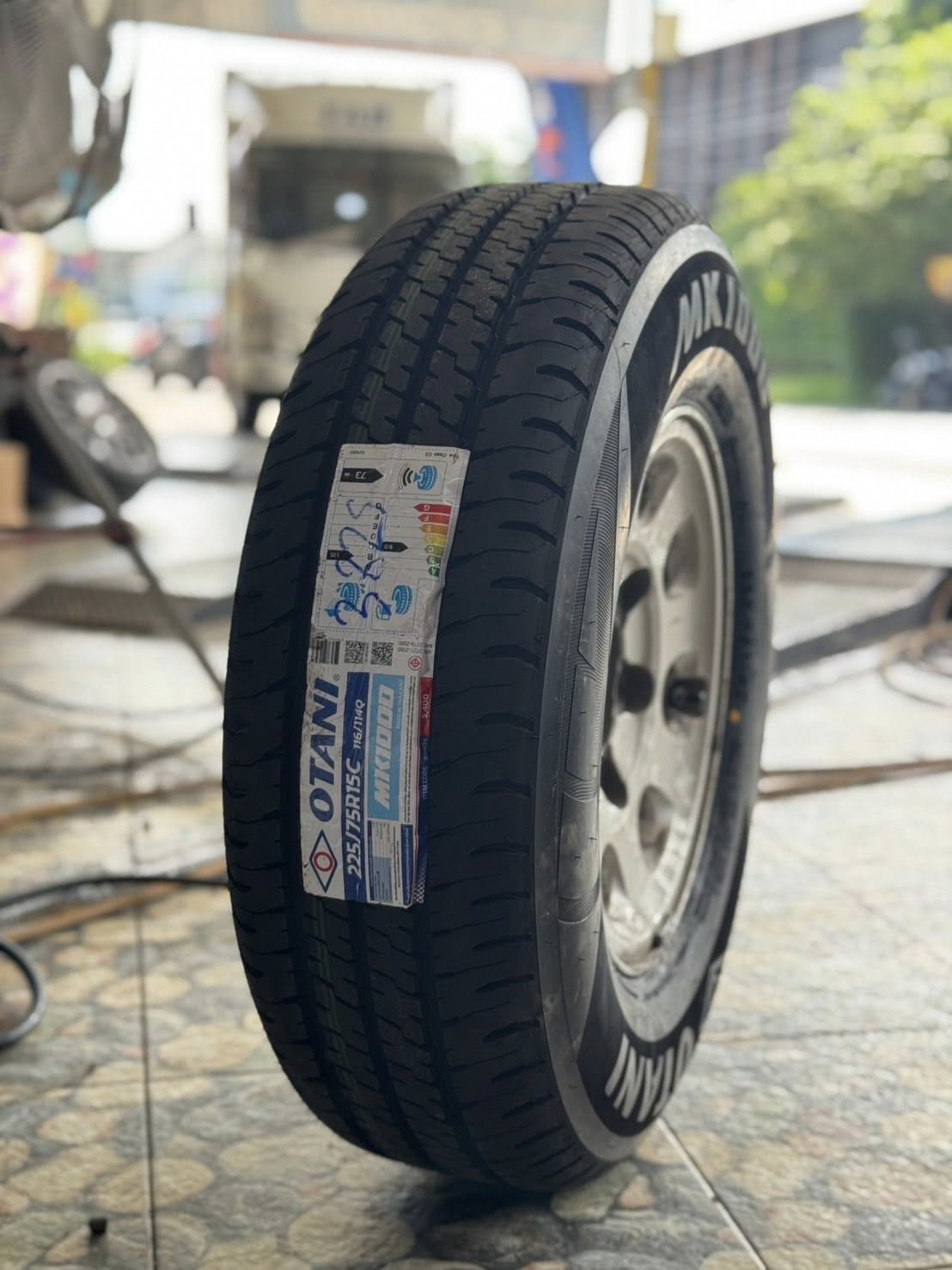 ISUZU_ELF🚘เปลี่ยนยาง 🛞🐘#OTANI_MK1000_225/75R15