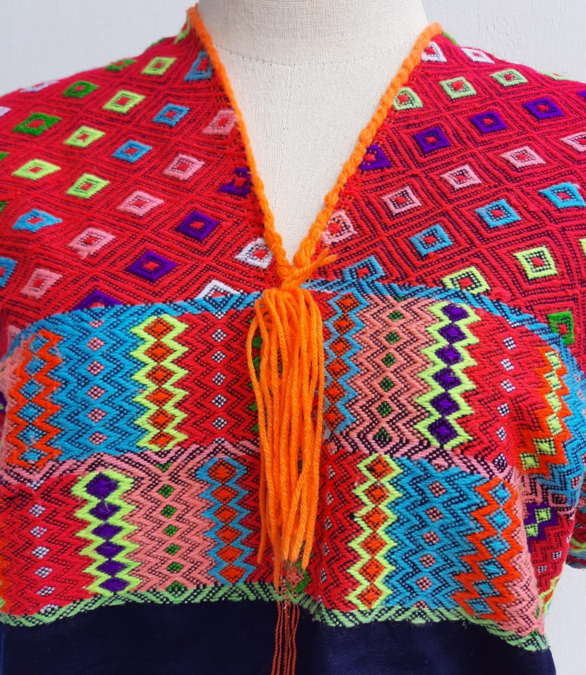 เสื้อกะเหรี่ยงโปว์ โทนแดง-ส้ม ปักแน่น