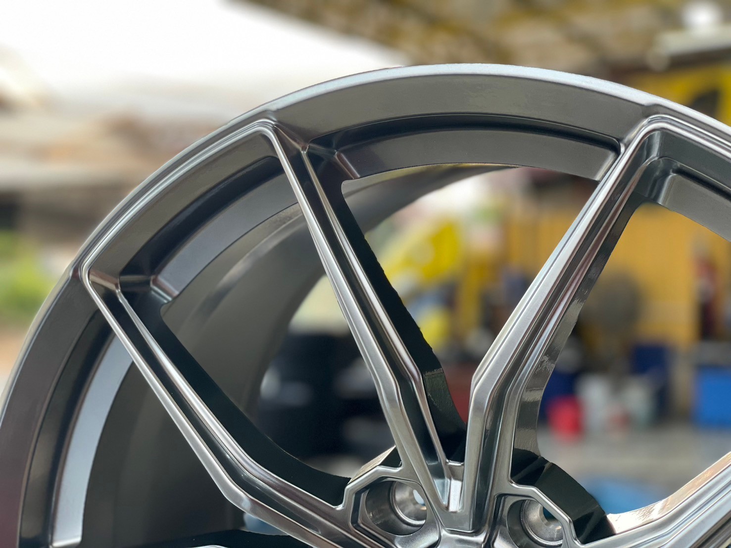 ล้อแม็กซ์ใหม่ ขอบ19" นิ้ว ล้อเบาผลิตแบบ Flow Forming มาตรฐานคุณภาพดี MODEL : FF21R SIZE : 18x8.5 ET35 SIZE : 18x9.5 ET38 PCD : 5x120