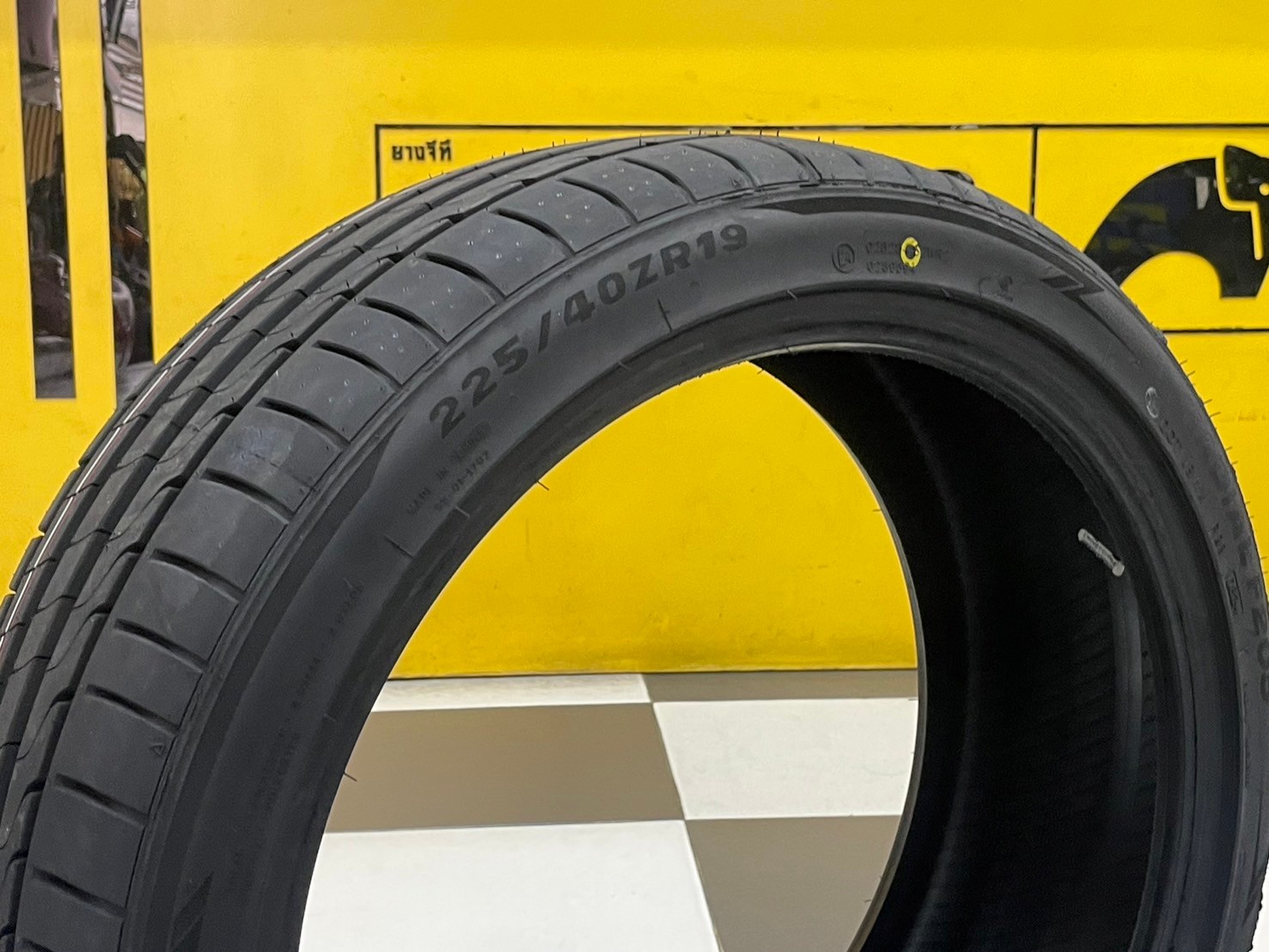 ยาง MINERVA F205 225/40R19 ยางสปอร์ตคุณภาพดี สมรรถนะการขับขี่สูงนุ่มเงียบ ยางใหม่2024