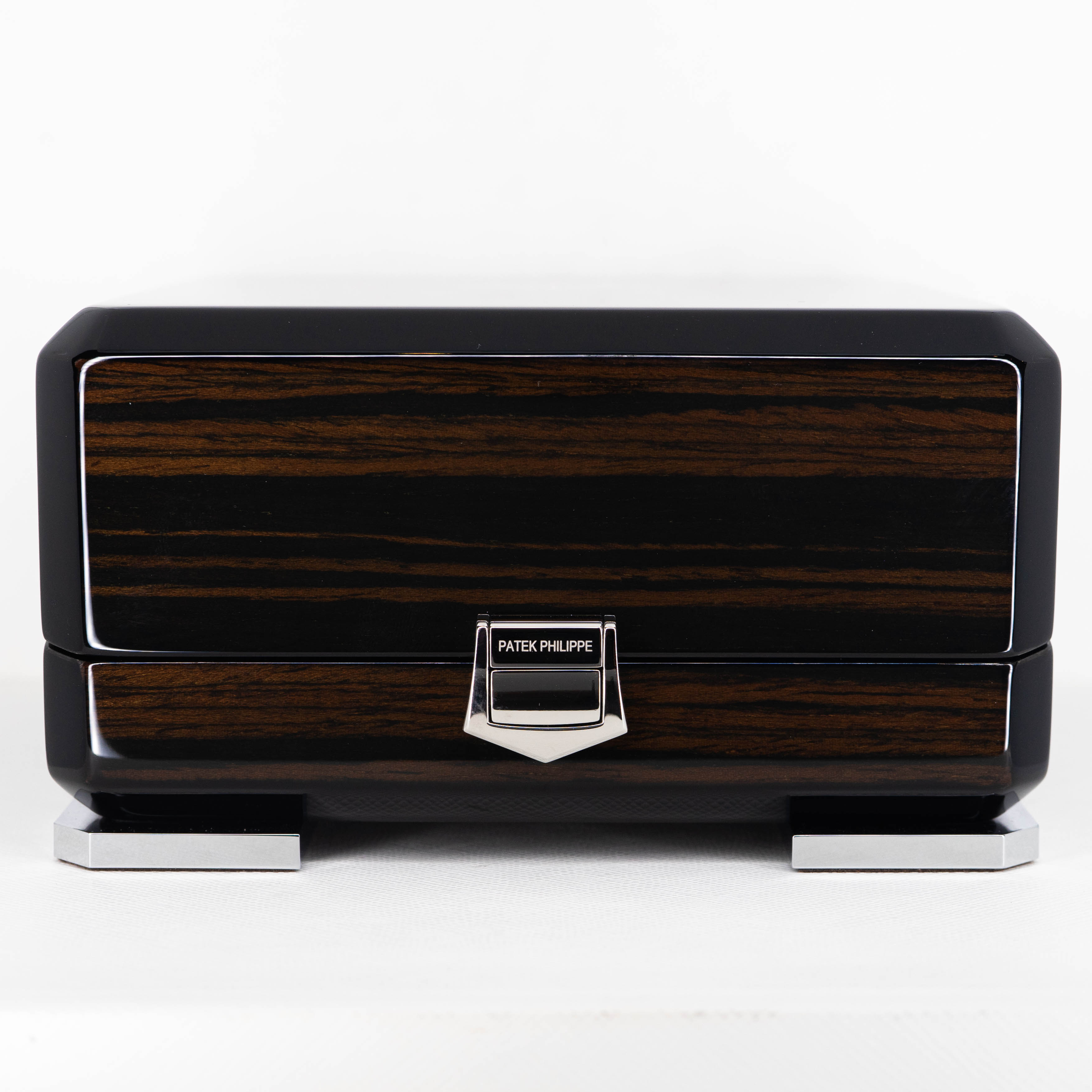 กระดุมข้อมือ Patek Philippe Calatrava Cross Cuff Links. Calatrava Cross decoration, guilloched outer ring. ทองขาว18K Ref.205.9089G-001 (Used) +กล่องและถุงผ้า