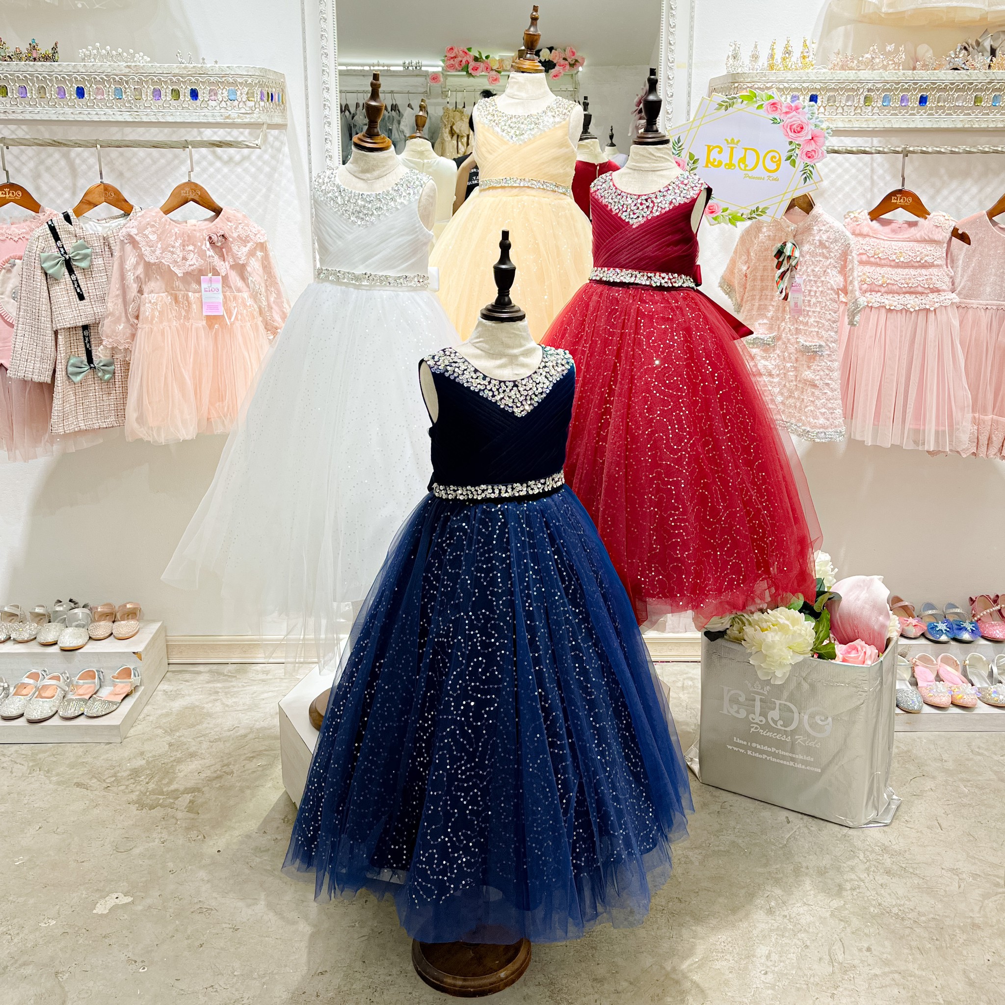 ssชุดราตรีเด็ก(หน้าร้านอยู่รัชดา ลองได้ถ่ายรูปจากชุดจริง)A214สีทอง สีขาว สีชมพู สีแดง สีน้ำเงิน สีฟ้าอกแต่งจีบไหว้เอวปัดเกล็ด กระโปรงยาวสุดหรูหราไฮโซมากๆเลย เดรสออกงานเด็ก