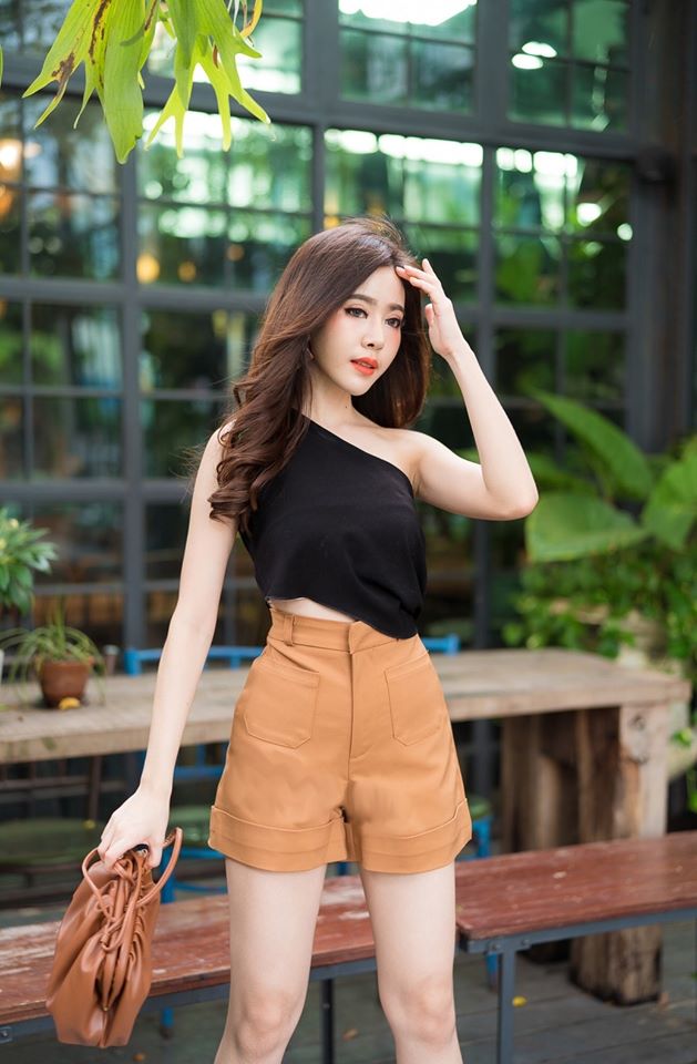 กางเกงขาสั้นเอวสูง ซิปหน้า ตะขอหน้า กระเป๋าแปะ ปลายขาพับ ผ้าดับเบิ้ล สวยมาก เก็บพุงอย่างเนียน สาว ๆ ใส่แล้วทรงสวย น่ารัก