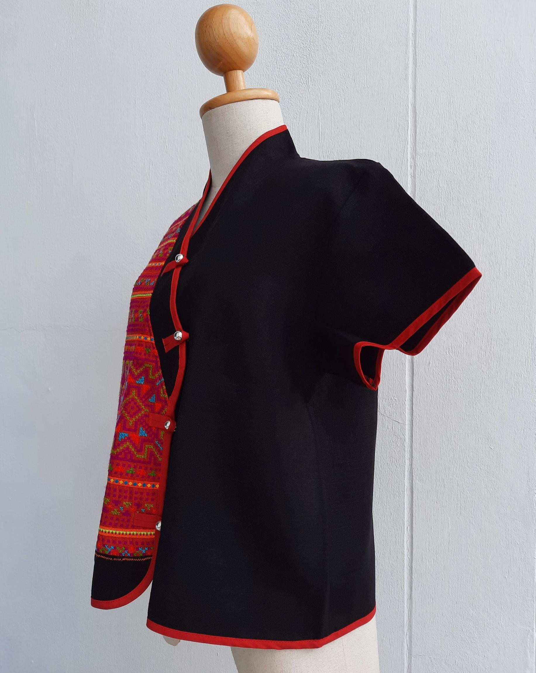 เสื้อใยกัญชงสีดำ แต่งผ้าปักลายดอก
