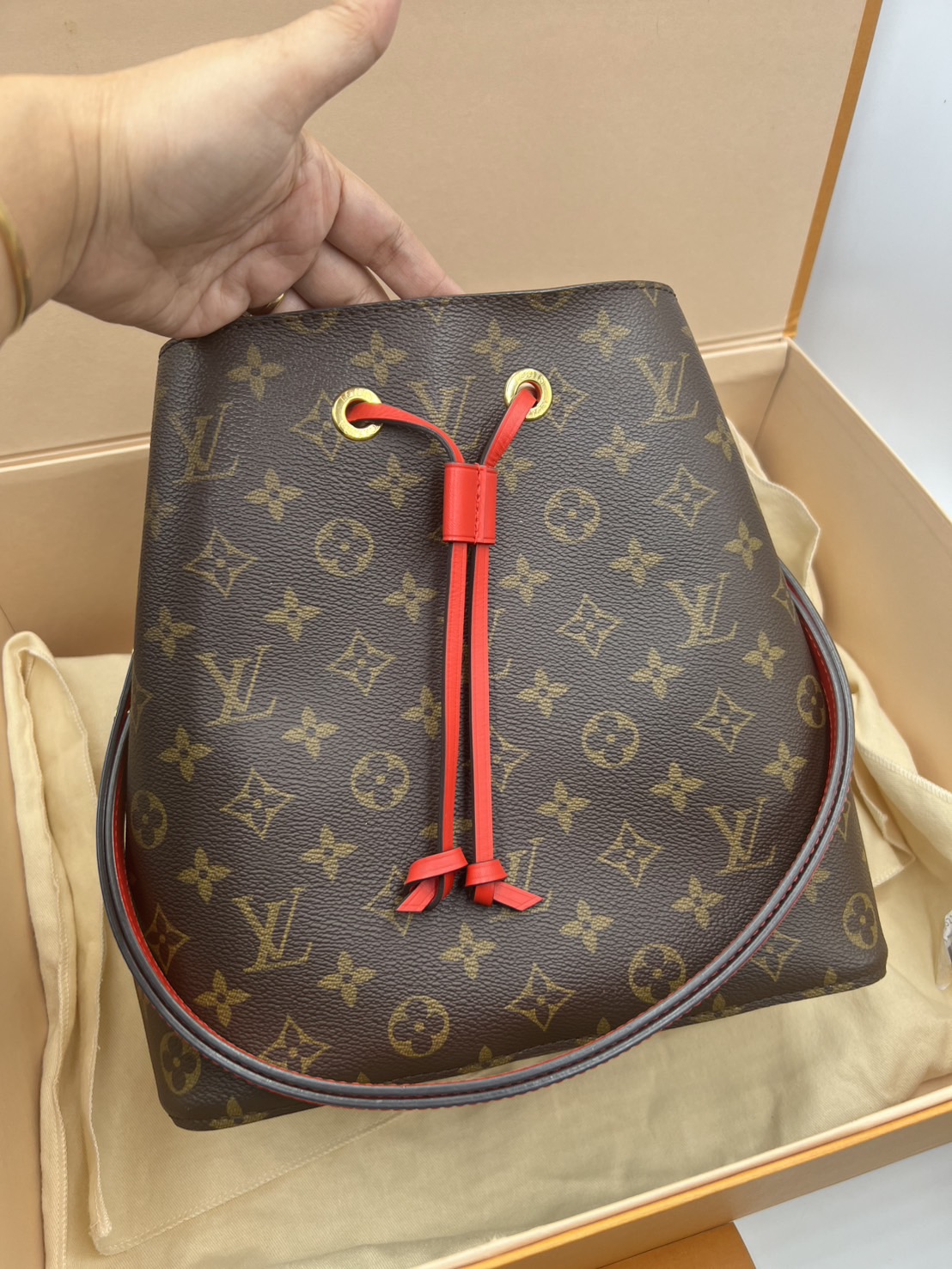 LV neo noe มือสอง สีแดง