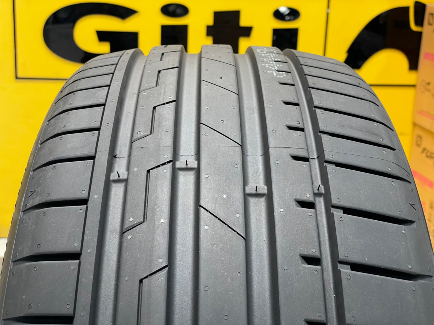 GITI SportS2 255/40R19 ยางใหม่ปี2022 ราคาโปรโมชั่นพิเศษ พร้อมติดตั้งฟรี